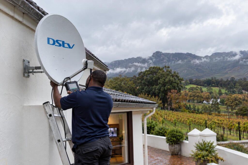 Signal check in Bovlei Signal meter check on a dish to fix OpenView activation in winter